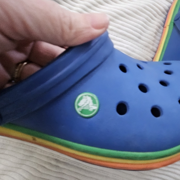 Crocs womens Blue w rainbow stripe bottom.  Size 9 W 7M - Picture 5 of 8